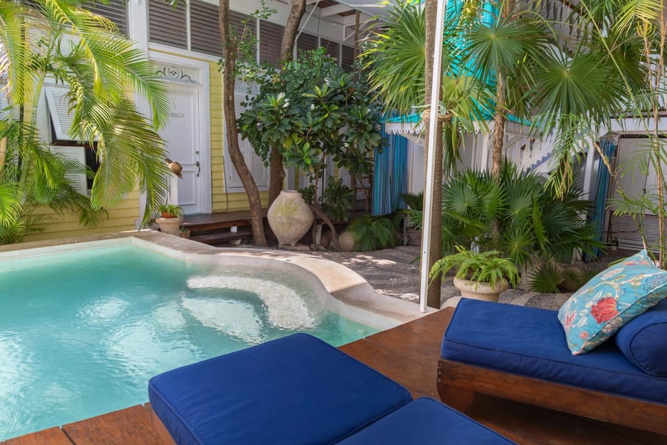 Swimming pool, sunbed