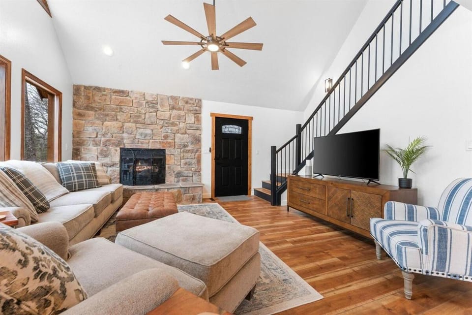 TV and multimedia, Living room, Seating area, fireplace