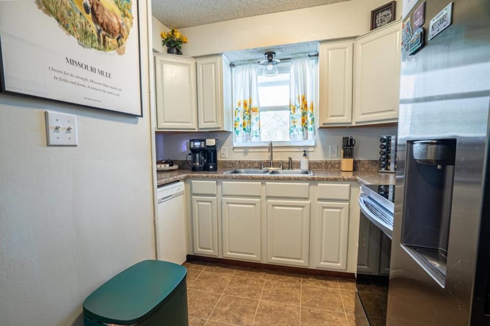 Kitchen or kitchenette, dishwasher, stove