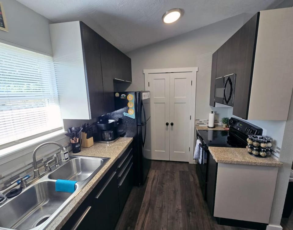 Coffee/tea facilities, Kitchen or kitchenette, oven, stove