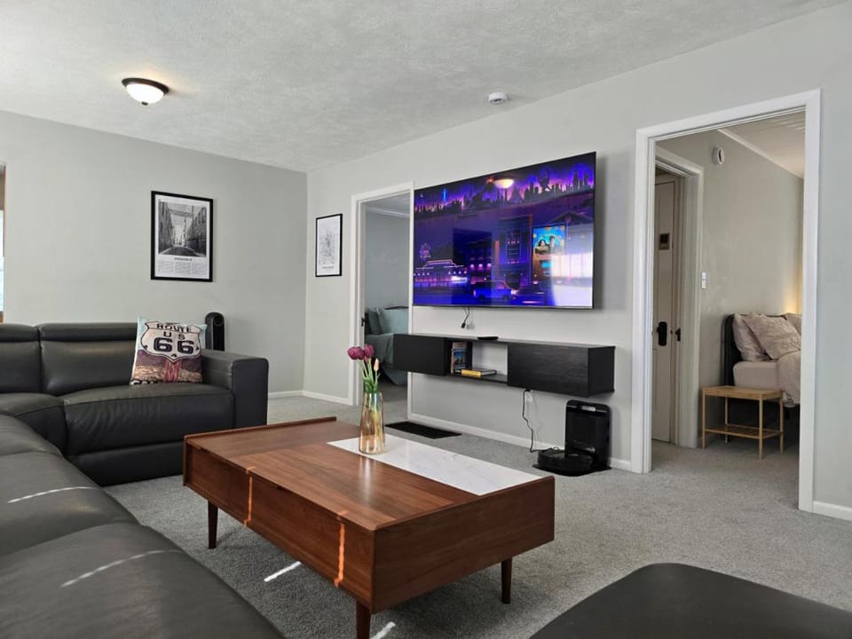 Communal lounge/ TV room, TV and multimedia, Living room, Seating area, Evening entertainment