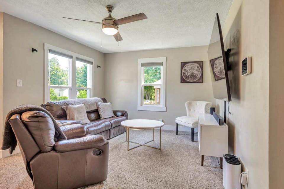 Communal lounge/ TV room, TV and multimedia, Living room, Seating area, Evening entertainment