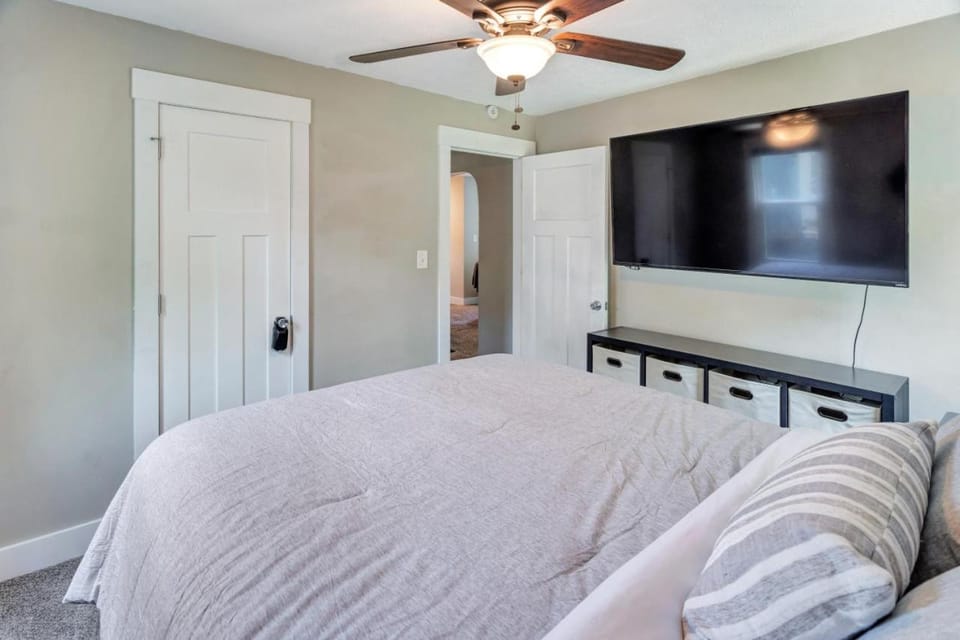 Bed, TV and multimedia, Bedroom