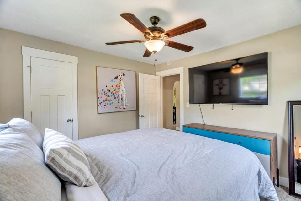 Bed, TV and multimedia, Bedroom