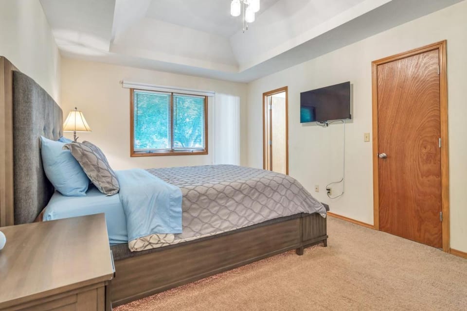 Bed, TV and multimedia, Bedroom