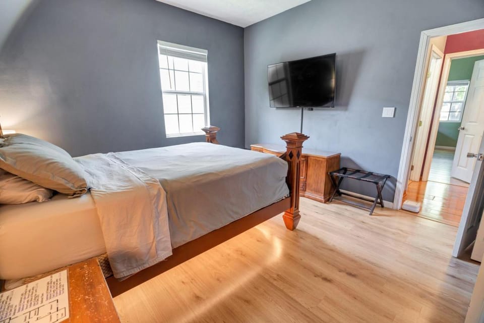 Bed, TV and multimedia, Evening entertainment, Bedroom