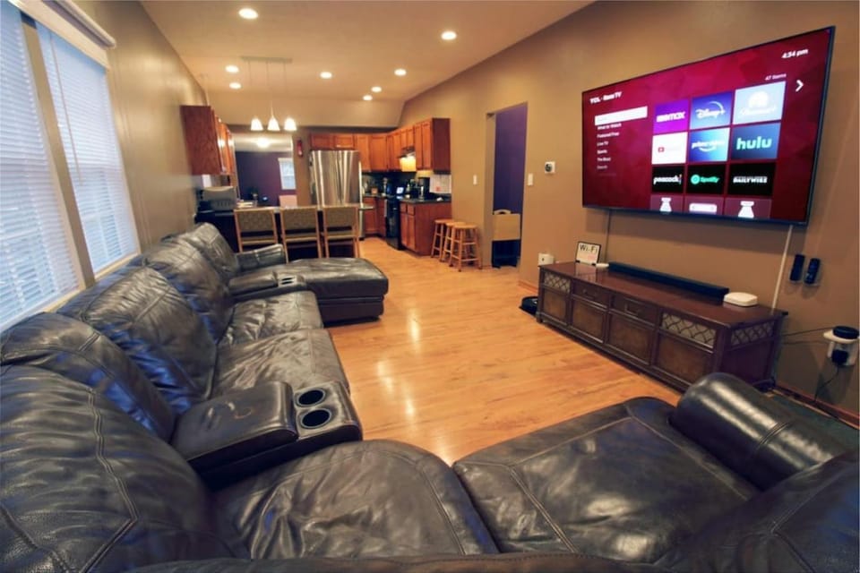 Communal lounge/ TV room, TV and multimedia, Living room, Seating area, Evening entertainment