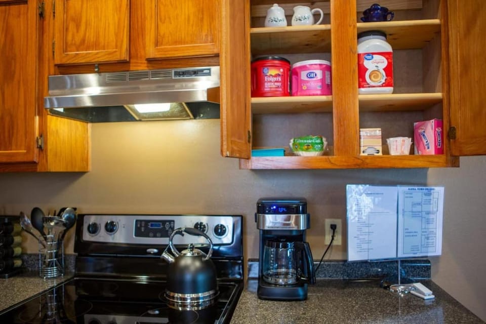 Coffee/tea facilities, Kitchen or kitchenette, oven, stove