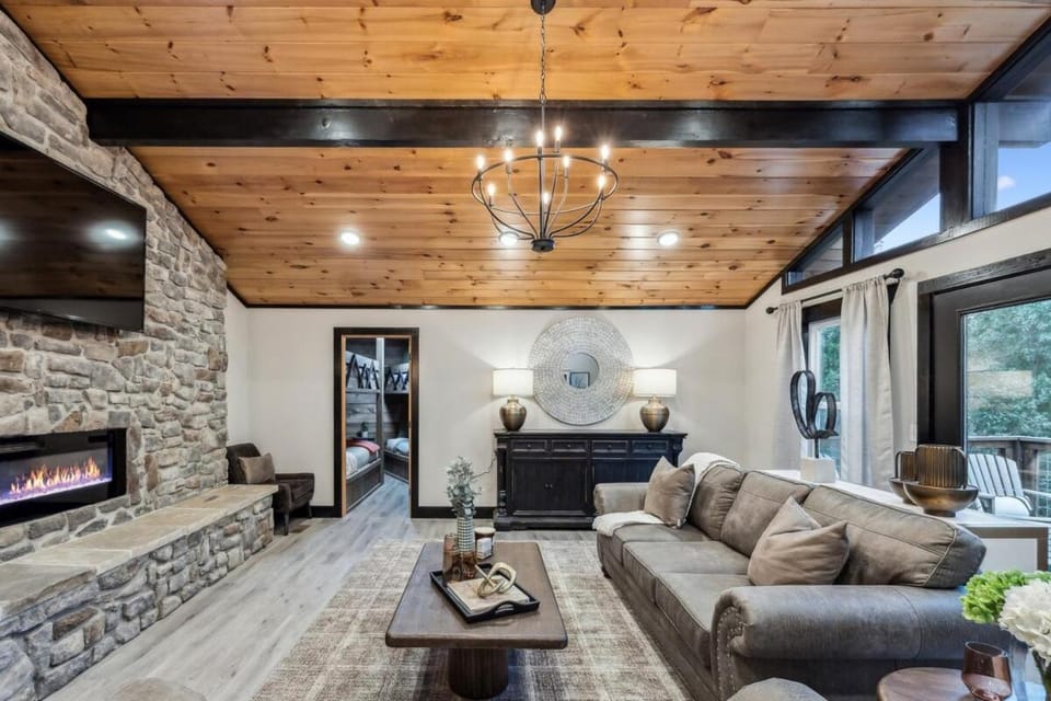 Honeybear Hideaways - Luxurious Modern 5BR Cabin with Indoor Pool, Game Room, Hot Tub & Fireplace Cabin in Sevier County