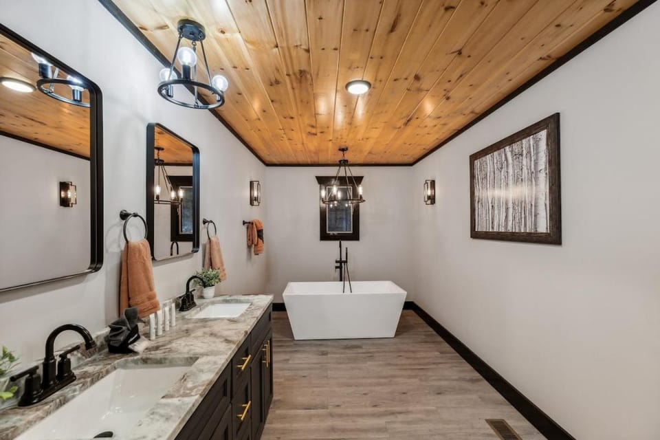 Honeybear Hideaways - Luxurious Modern 5BR Cabin with Indoor Pool, Game Room, Hot Tub & Fireplace Cabin in Sevier County