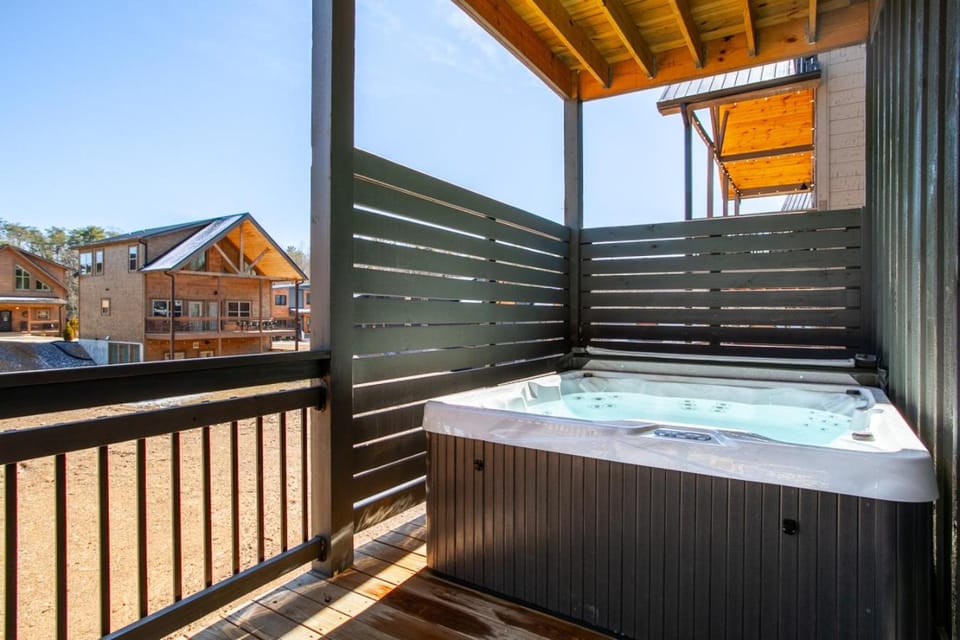 Hidden Trail Cabin Pool Hot Tub Grill Game Room Cabin in Pigeon Forge