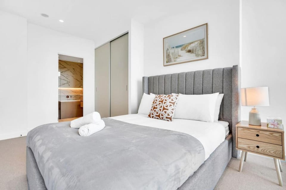Brand New Chic 2 Bed 2 Bath next to Skybus with hot tub pool gym sauna Apartment in Melbourne