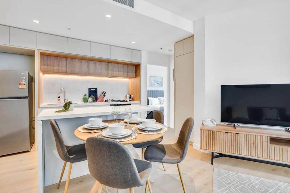 Brand New Chic 2 Bed 2 Bath next to Skybus with hot tub pool gym sauna Apartment in Melbourne