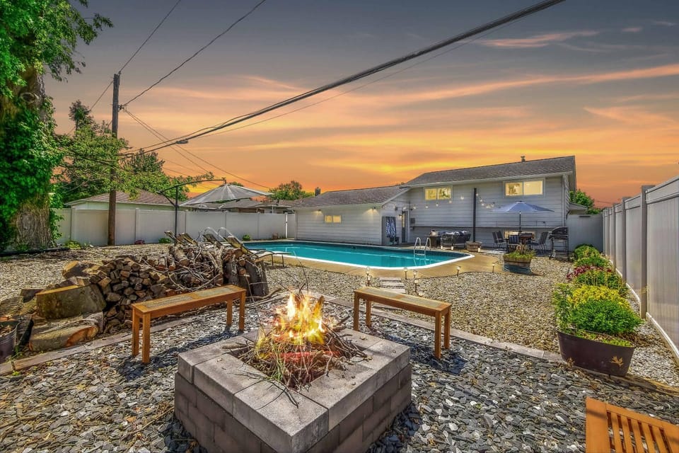 Swim and Relax with a Pool Hot Tub and Renovated HomeHop House in Parma