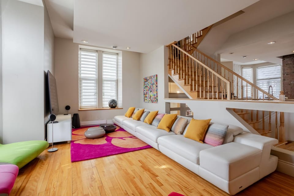 TV and multimedia, Living room, Decorative detail, Decorative detail, Seating area, Evening entertainment, pet friendly, air conditioner, air conditioner