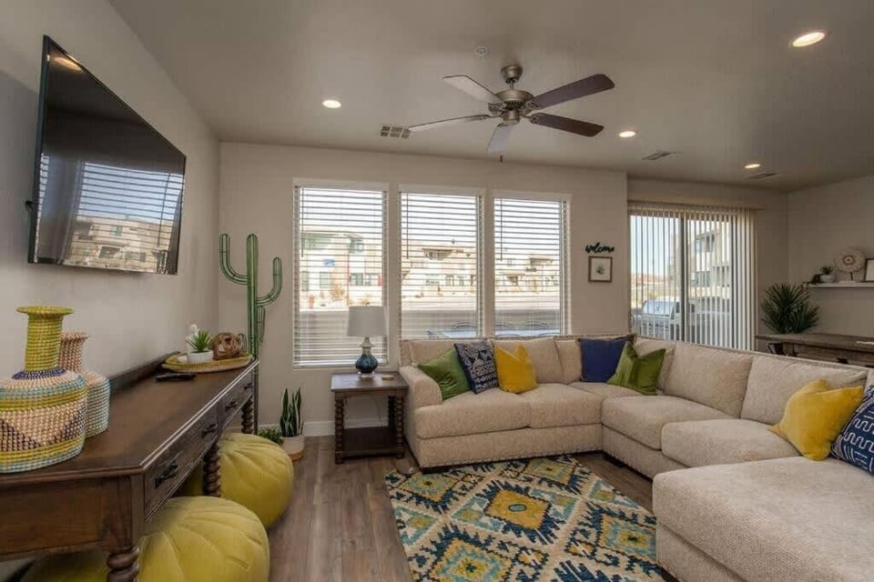 Corner Casita Spacious 6 bedroom private bathrooms House in Washington