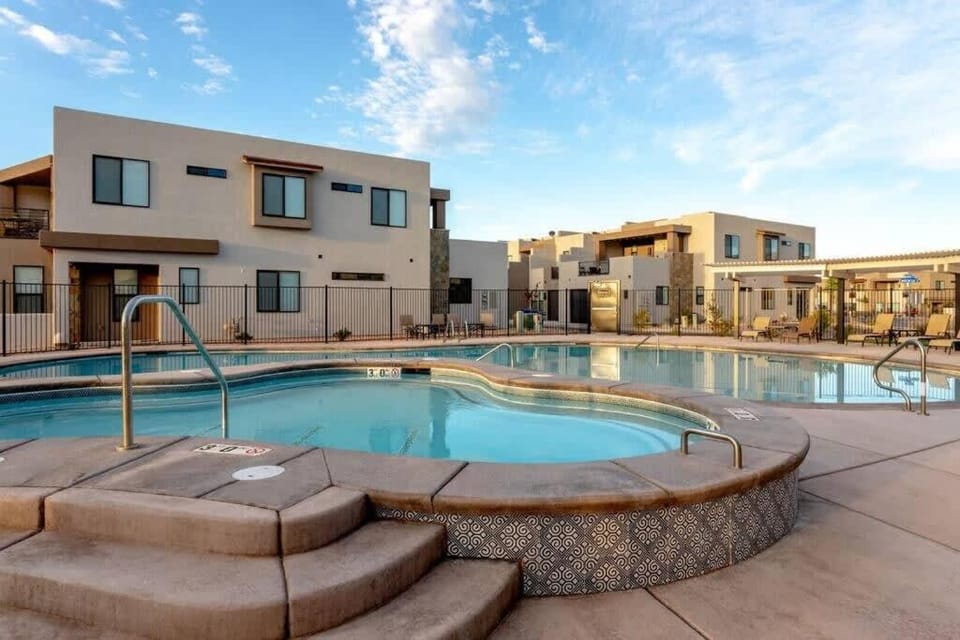 Corner Casita Spacious 6 bedroom private bathrooms House in Washington