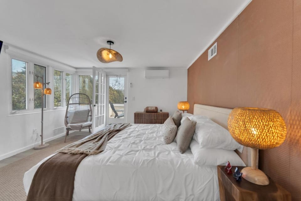 Fire and Fun Luxe Stay w Pool Hot Tub and Game Room Villa in Linden