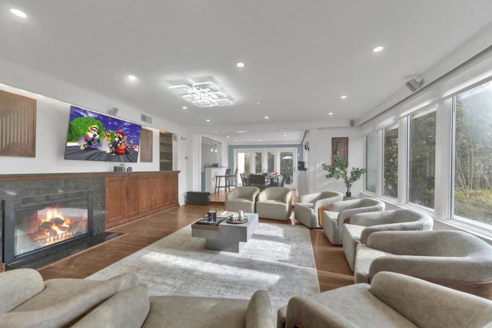 Fire and Fun Luxe Stay w Pool Hot Tub and Game Room Villa in Linden