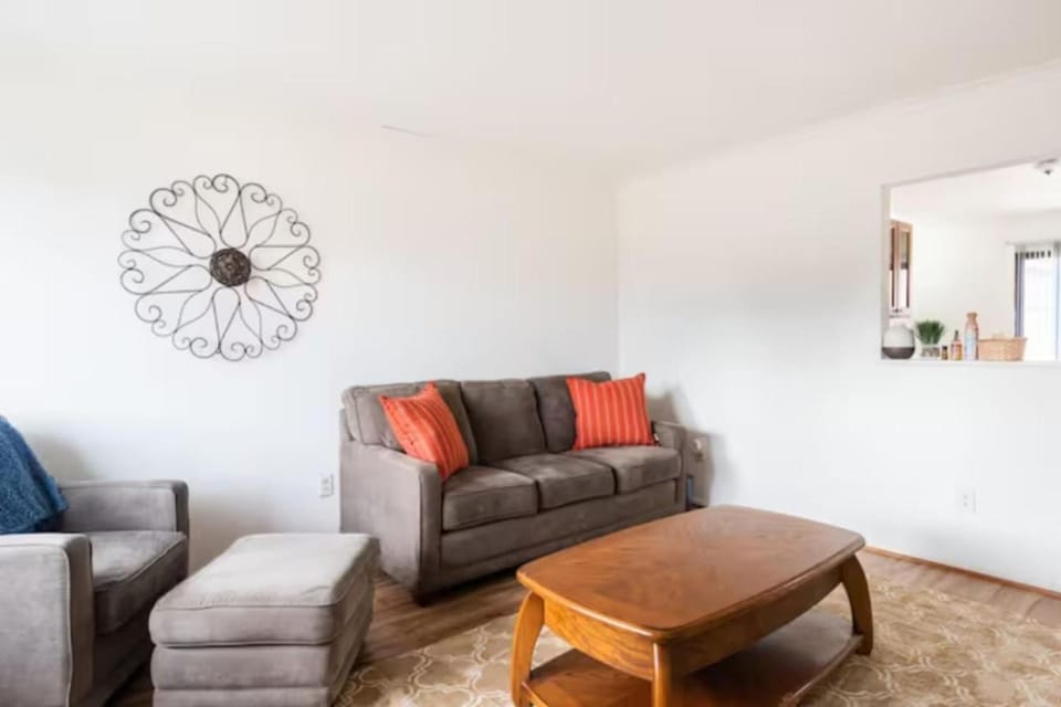 Spacious peaceful rm in home No Car No problem House in Westland