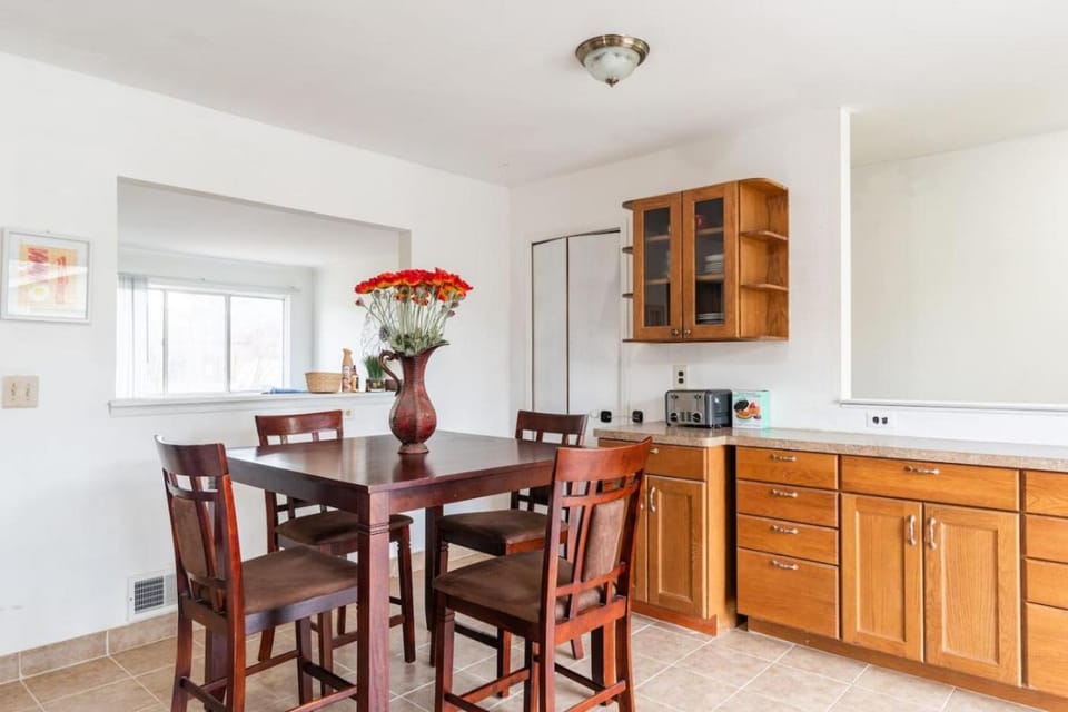 Cozy home in 5 star Livonia Westland neighborhood House in Westland