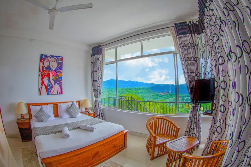 Shower, Toilet, Property building, Garden, Bathroom, TV and multimedia, Coffee/tea facilities, Balcony/Terrace, Other, Photo of the whole room, Bedroom, Mountain view