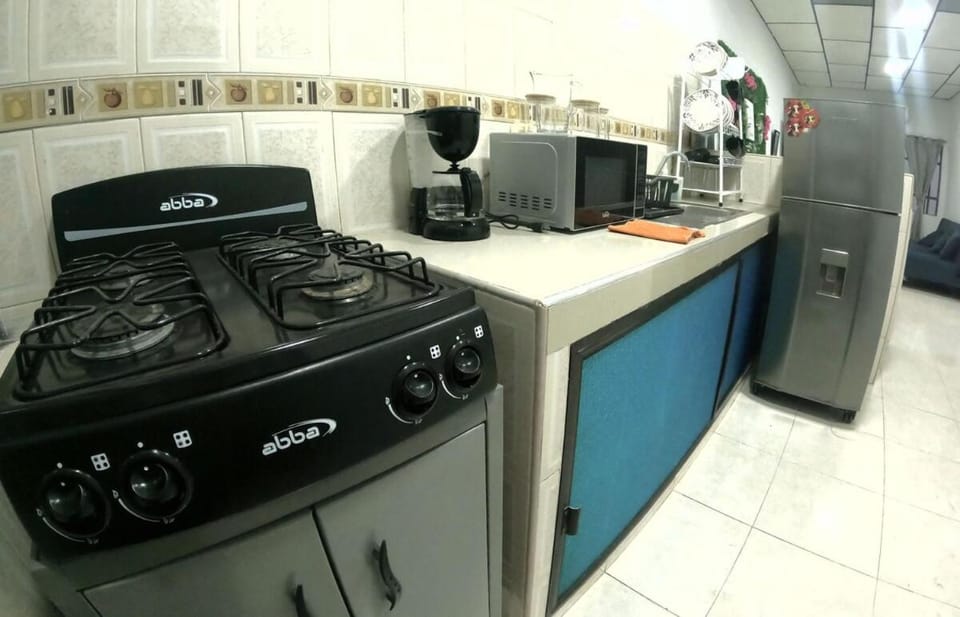 Coffee/tea facilities, Kitchen or kitchenette, stove