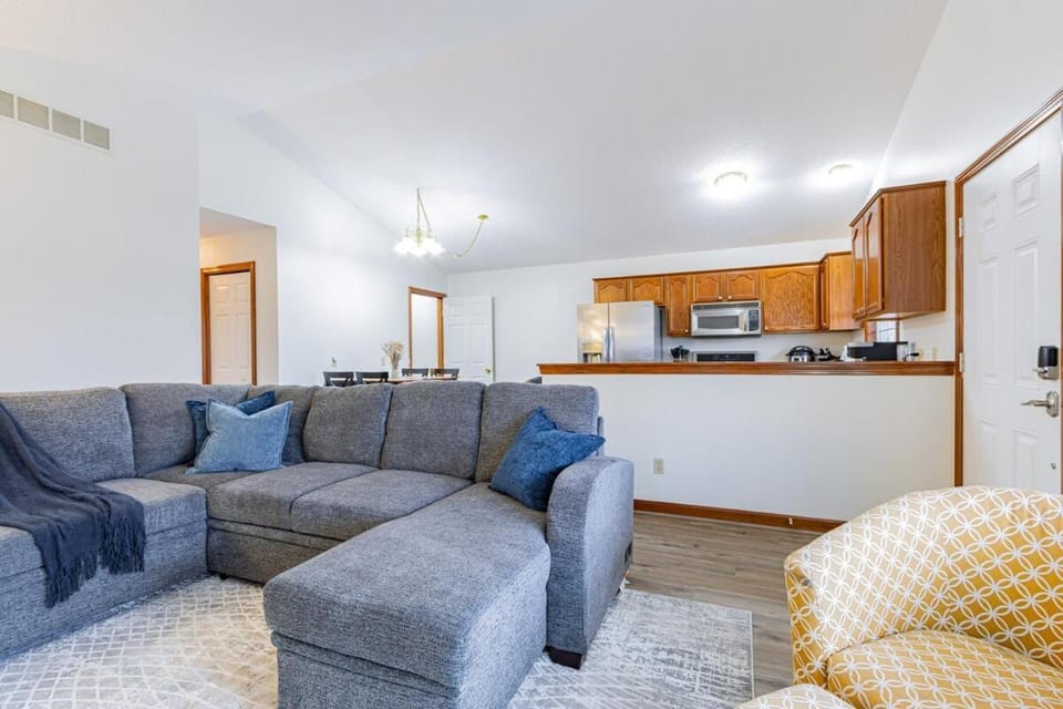 Comfort Awaits at Cozy Get Away - Dog Friendly House in Springfield Township