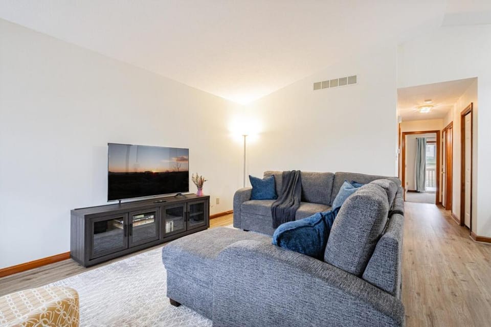 Comfort Awaits at Cozy Get Away - Dog Friendly House in Springfield Township