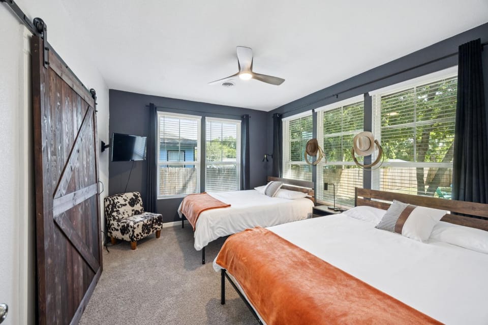 Bed, TV and multimedia, Photo of the whole room, Decorative detail, Decorative detail, Bedroom, flat iron, towels