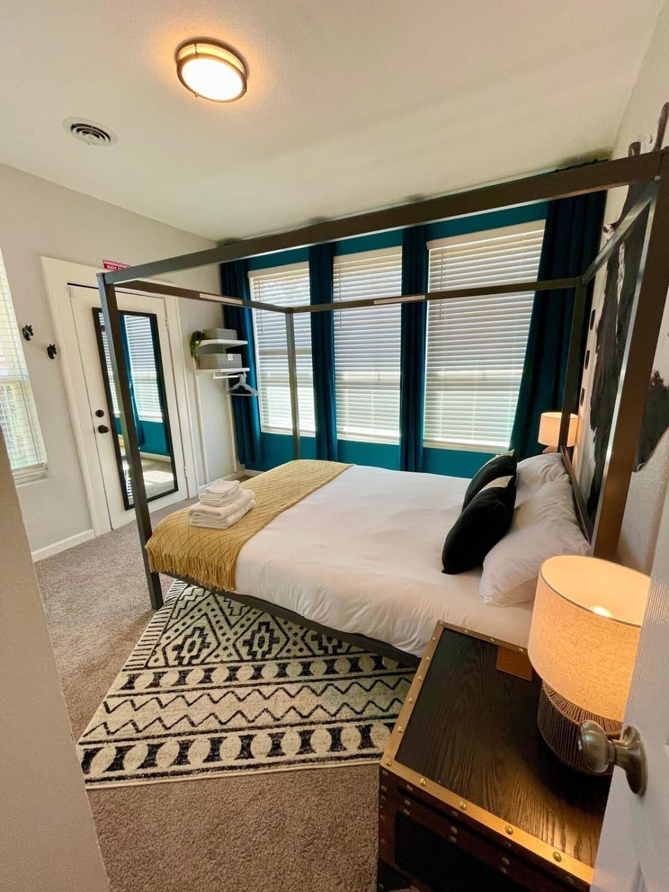 Bed, TV and multimedia, Photo of the whole room, Decorative detail, Decorative detail, Bedroom