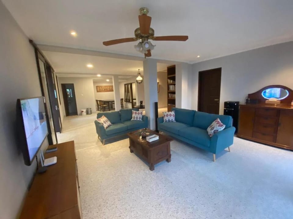 Communal lounge/ TV room