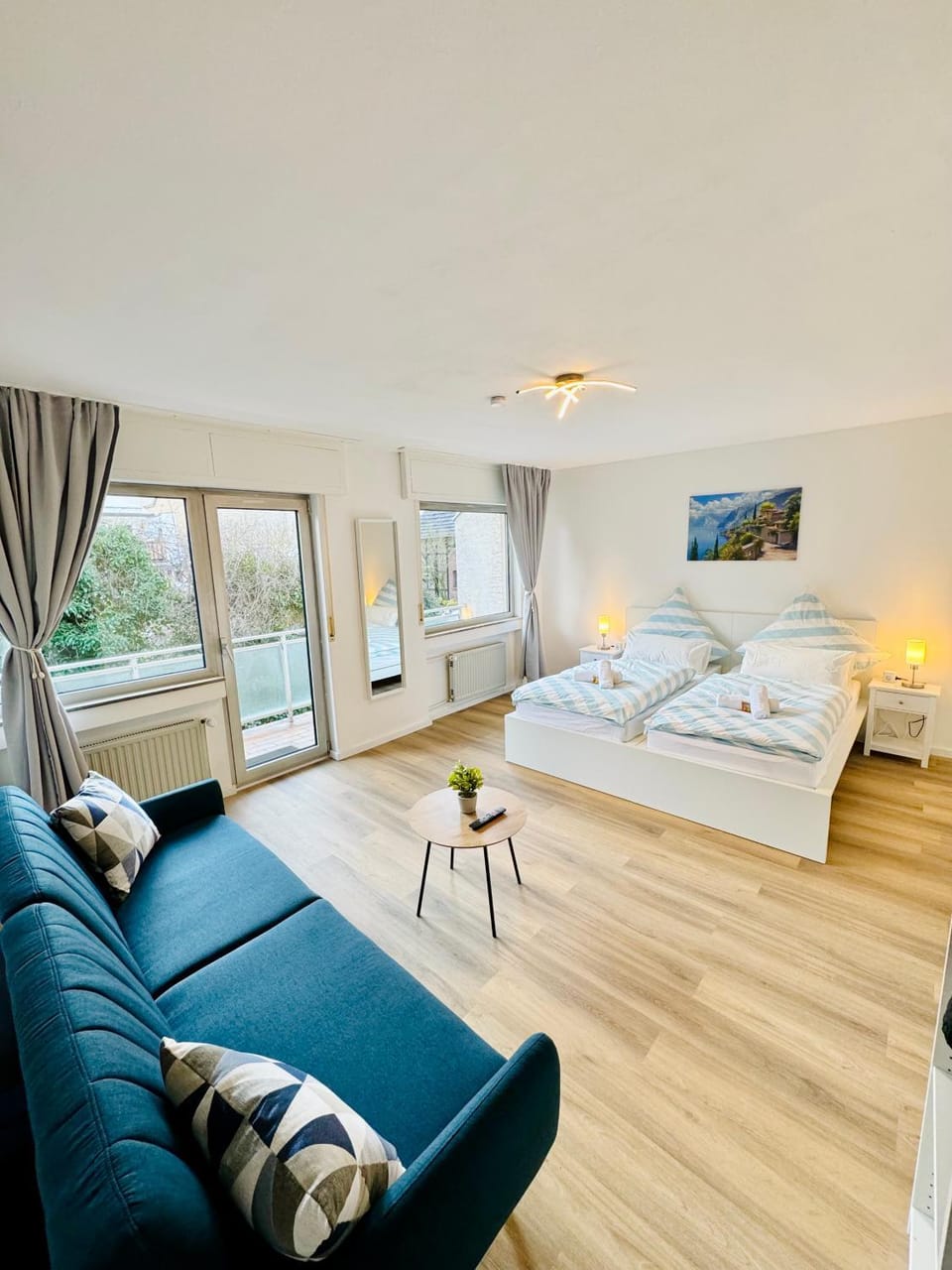 Bed, TV and multimedia, Photo of the whole room, Seating area, Bedroom