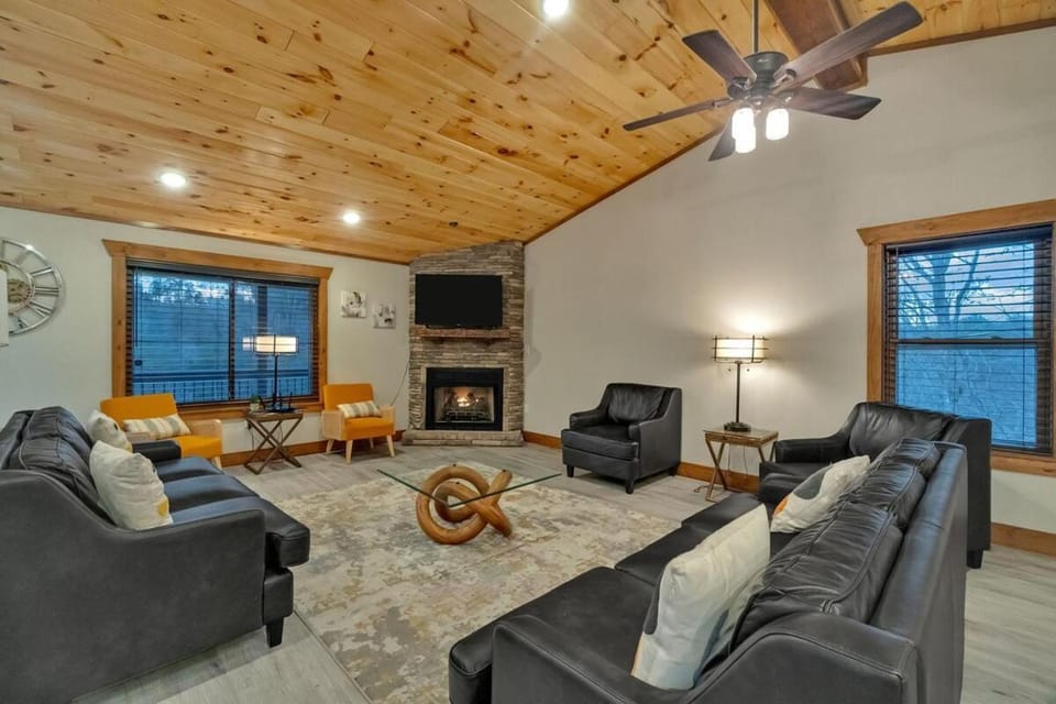 Honeybear Hideaways - Luxe Family Retreat with Indoor Pool, Mini Golf, and Theater Room can Sleep 24 Guests House in Sevierville