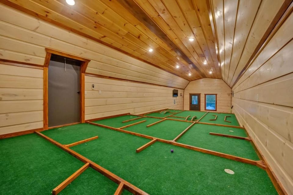 Honeybear Hideaways - Luxe Family Retreat with Indoor Pool, Mini Golf, and Theater Room can Sleep 24 Guests House in Sevierville