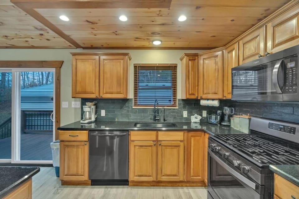 Honeybear Hideaways - Luxe Family Retreat with Indoor Pool, Mini Golf, and Theater Room can Sleep 24 Guests House in Sevierville