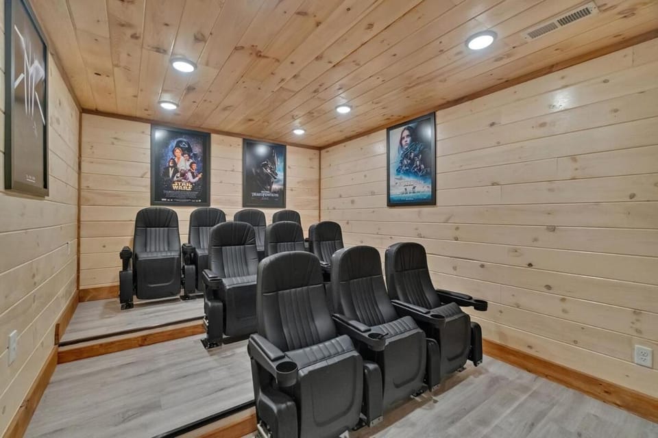 Honeybear Hideaways - Luxe Family Retreat with Indoor Pool, Mini Golf, and Theater Room can Sleep 24 Guests House in Sevierville