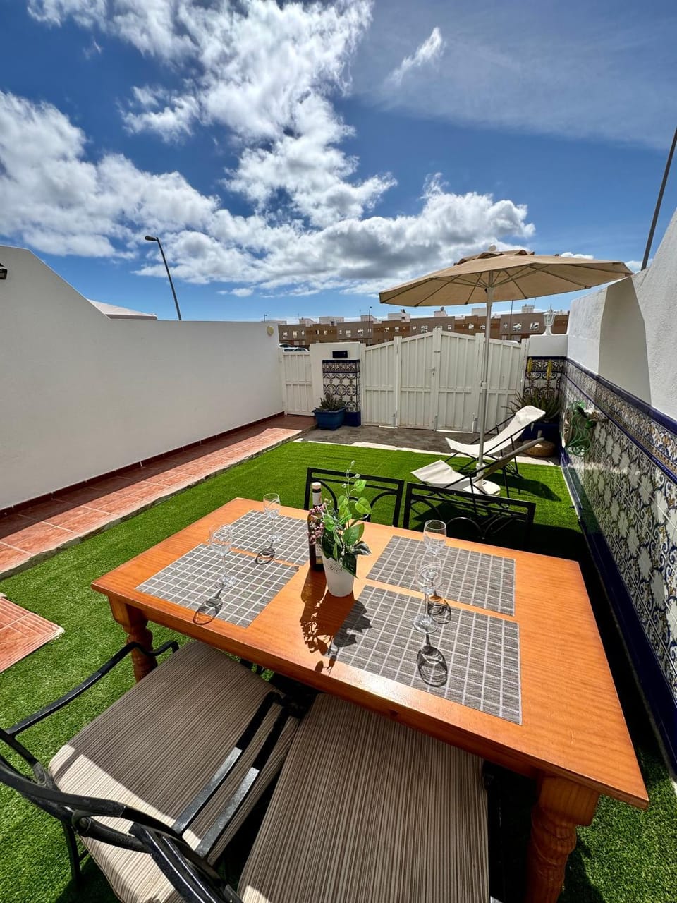 Patio, Day, Dining area, sunbed