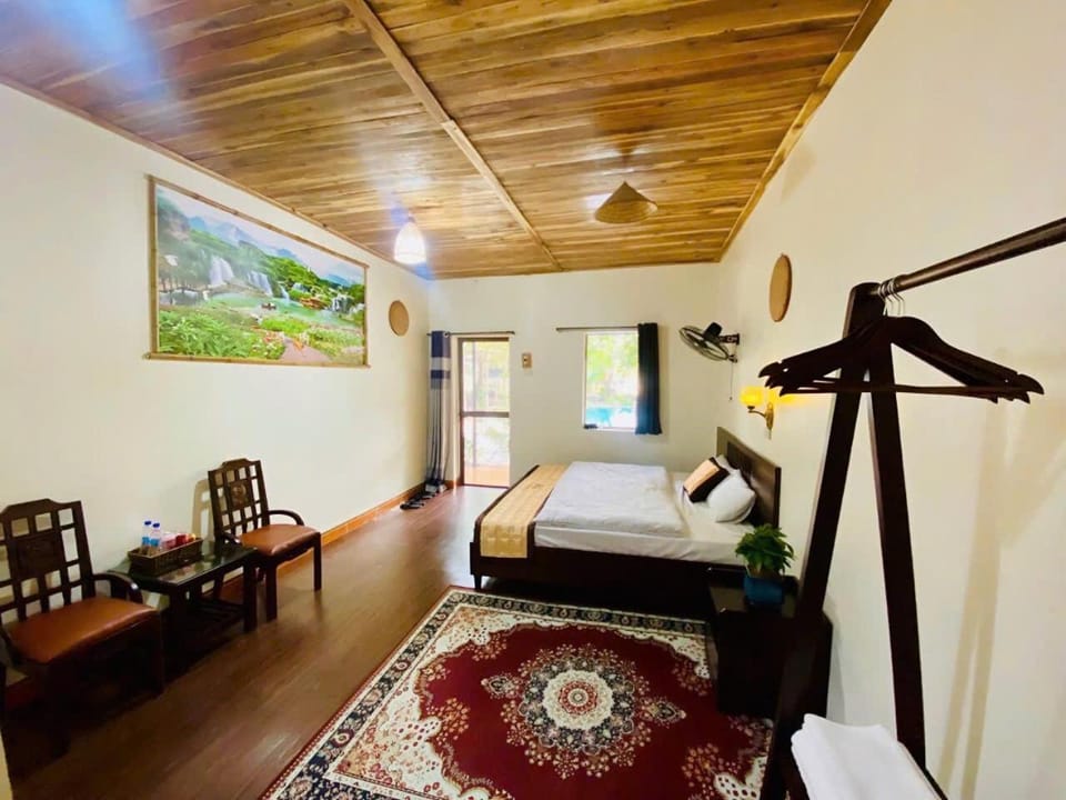 Bed, Photo of the whole room, Seating area, Bedroom