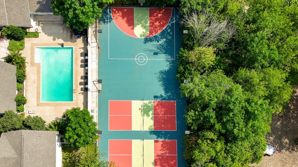 Sleeps 26 Pool Sports Court Theater Putt Putt House in Leon Valley