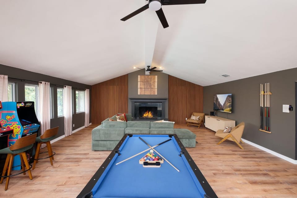 Sleeps 26 Pool Sports Court Theater Putt Putt House in Leon Valley