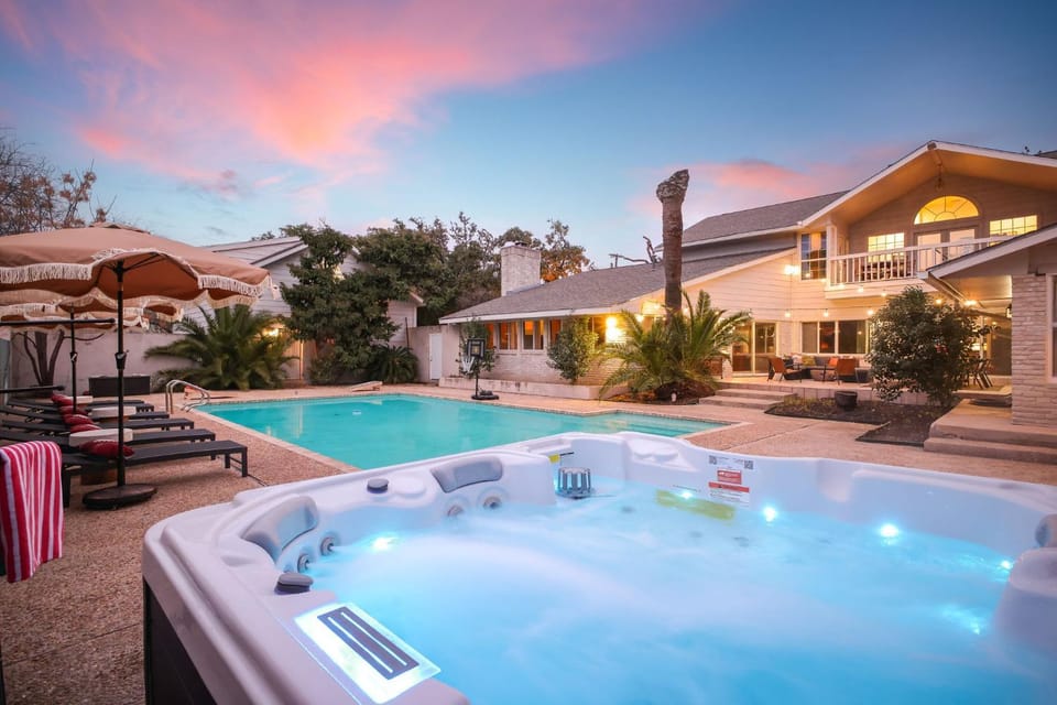 Sleeps 26 Pool Sports Court Theater Putt Putt House in Leon Valley