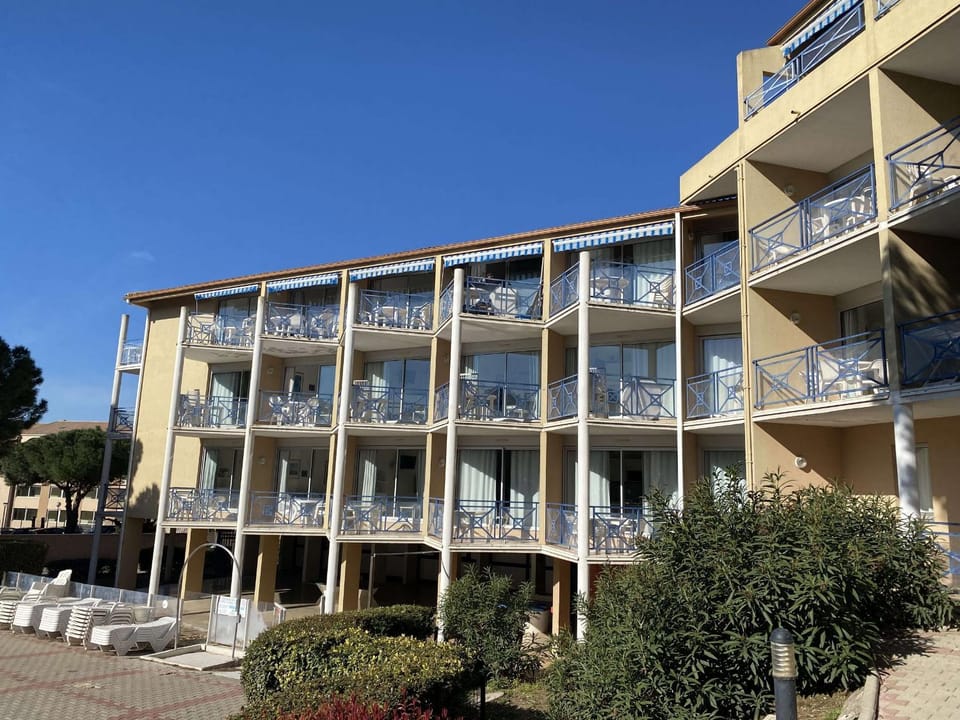 Duplex 2 pièces avec terrasse et piscine à Balaruc-les-Bains - FR-1-553-300 Apartment in Balaruc-les-Bains
