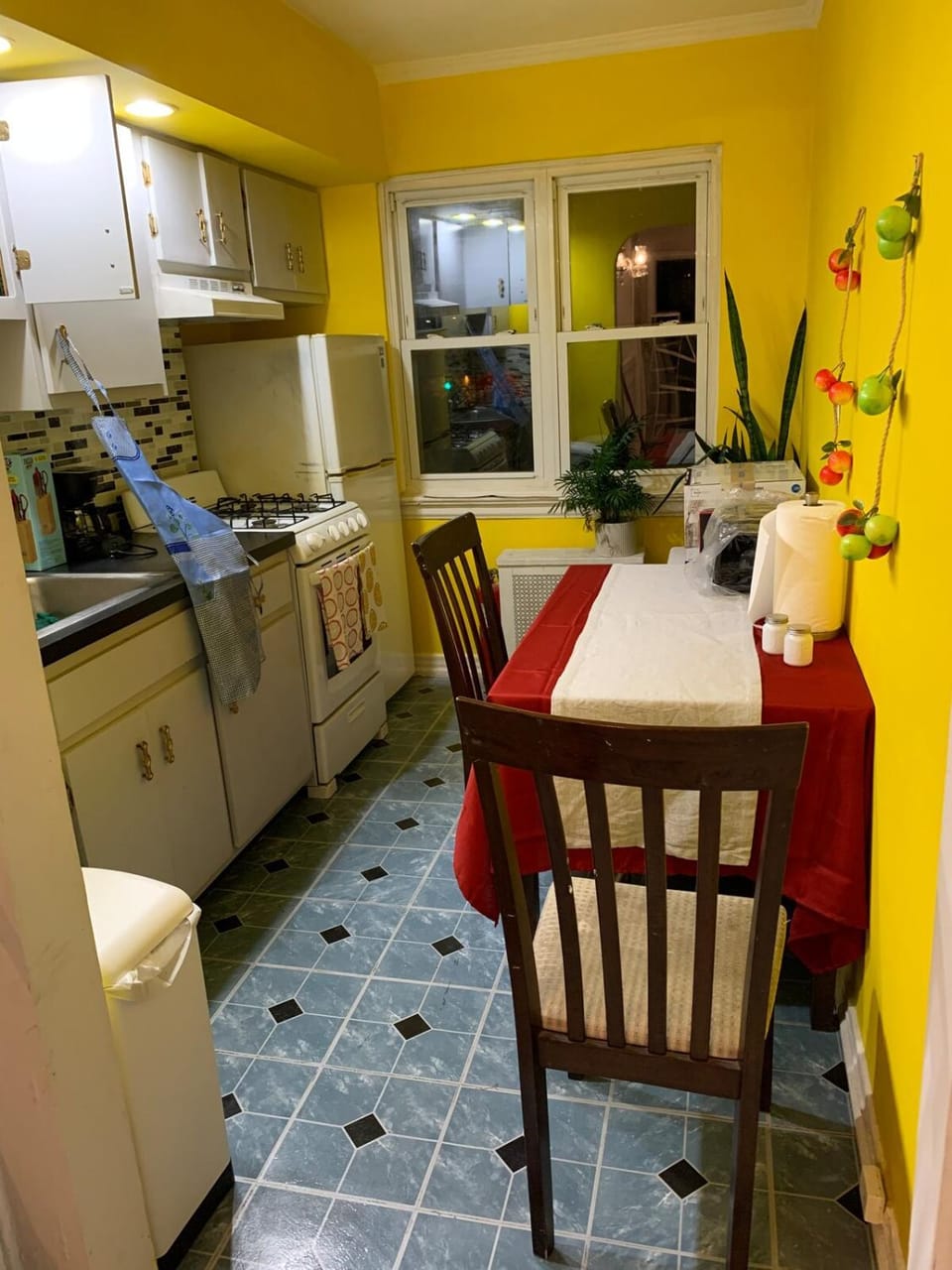 Kitchen or kitchenette, Dining area, oven, stove