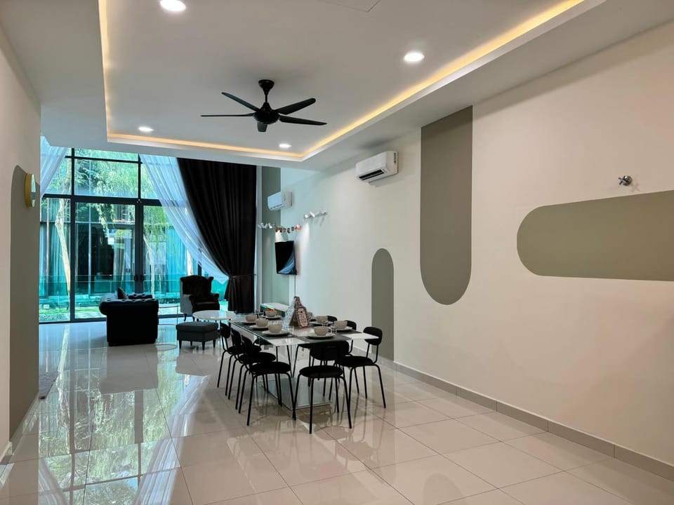 Living room, Seating area, Dining area, fireplace