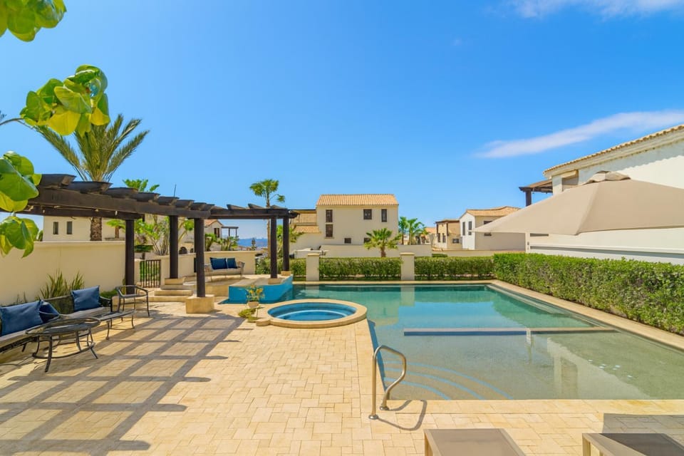 Property building, Day, Pool view, Swimming pool, Swimming pool, sunbed