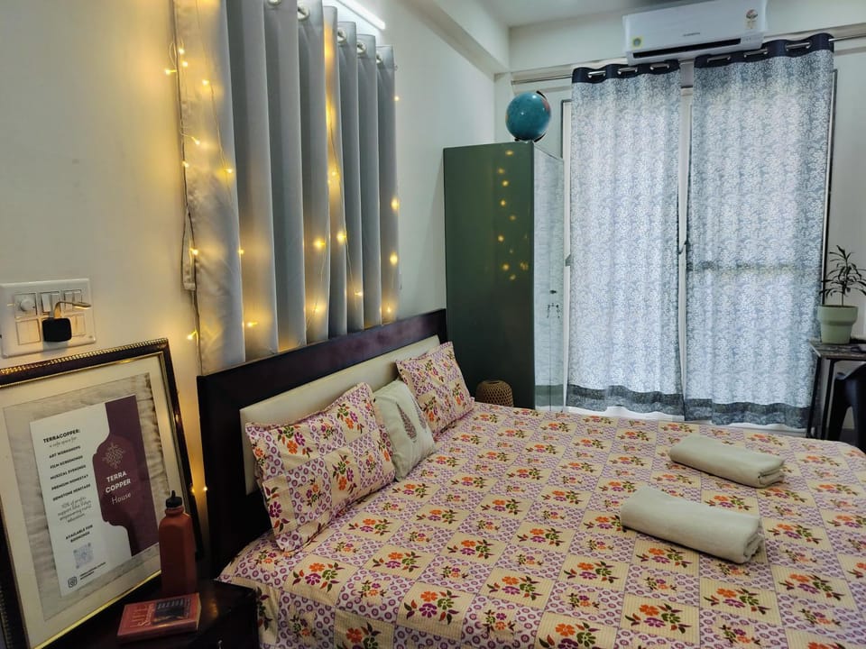 Bed, Bedroom, towels
