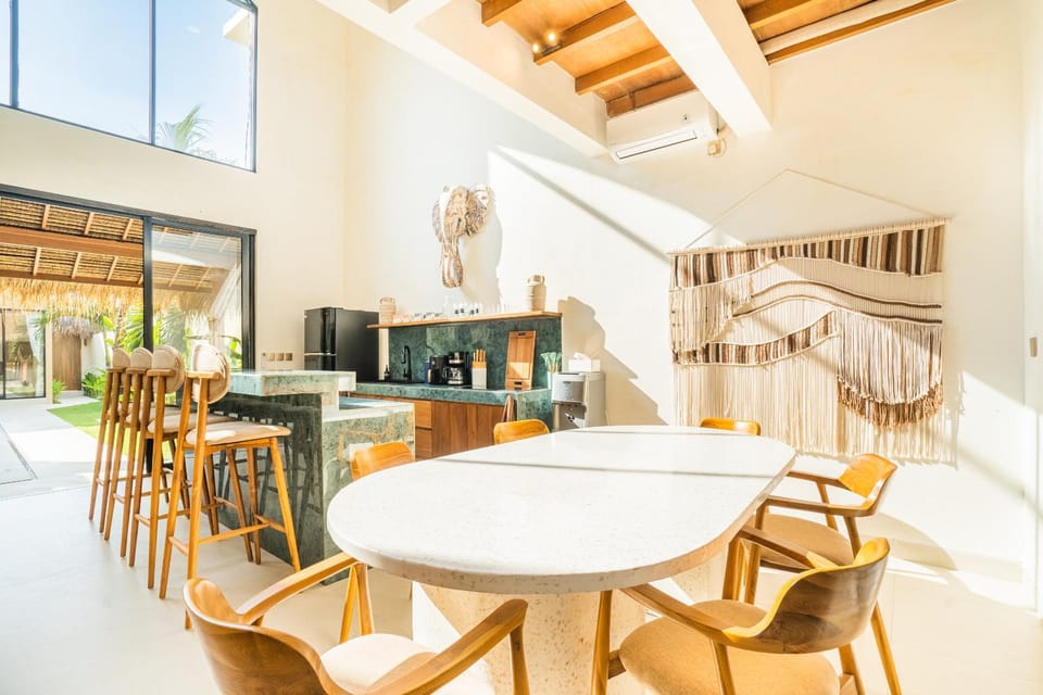 Seating area, Dining area, stove, kitchen