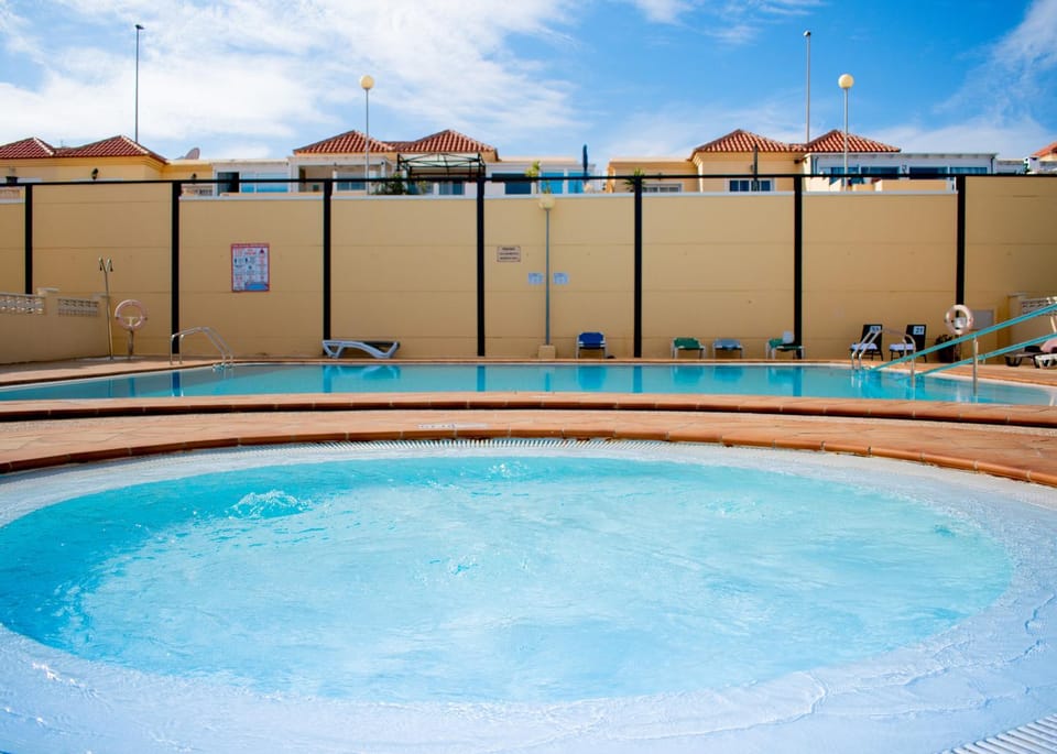 Swimming pool, sunbed
