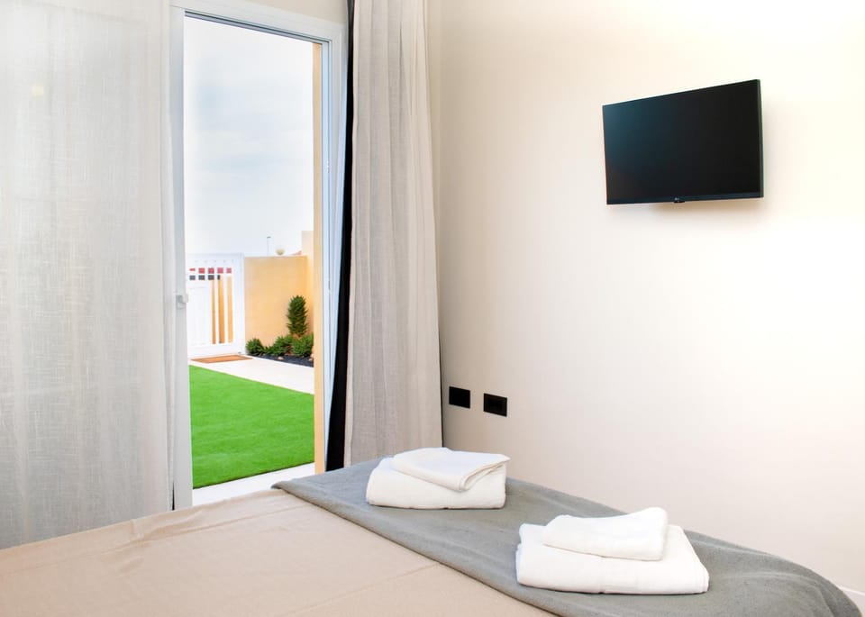 Bed, TV and multimedia, Photo of the whole room, Bedroom, towels